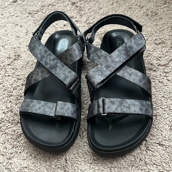 Abound Gradient Gray Sandals Size 10 - Picture 3 of 6
